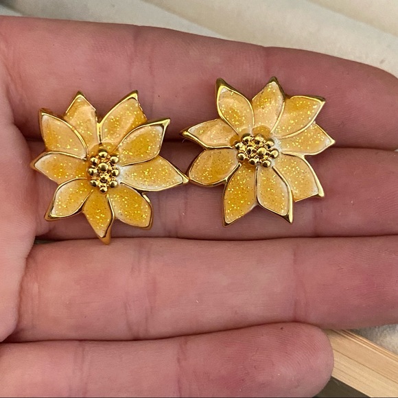 Vintage Gold Shimmery Yellow Flower Earrings 🌼 - Picture 6 of 10